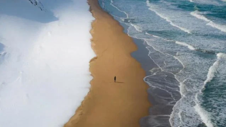 Plazhi i mahnitshëm japonez ku takohen rëra, bora, dhe deti
