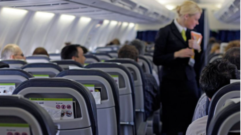 Ankesa e një pasagjereje aeroplani për “uzurpimin” e hapësirës ka nxitur debat në rrjete sociale