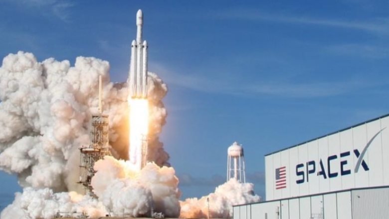 SpaceX lëshon satelitët e parë të shërbimit telefonik