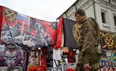 Pavarësisht rebelimit të Wagner-it, Rusia ende nderon mercenarët e vrarë në Ukrainë