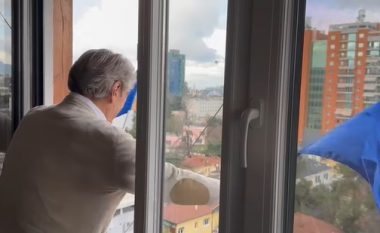 Në arrest shtëpiak, mbështetësit i shkojnë poshtë ndërtesës ku jeton, Berisha: Ky flamur i pluralizmit nuk mposhtet kurrë