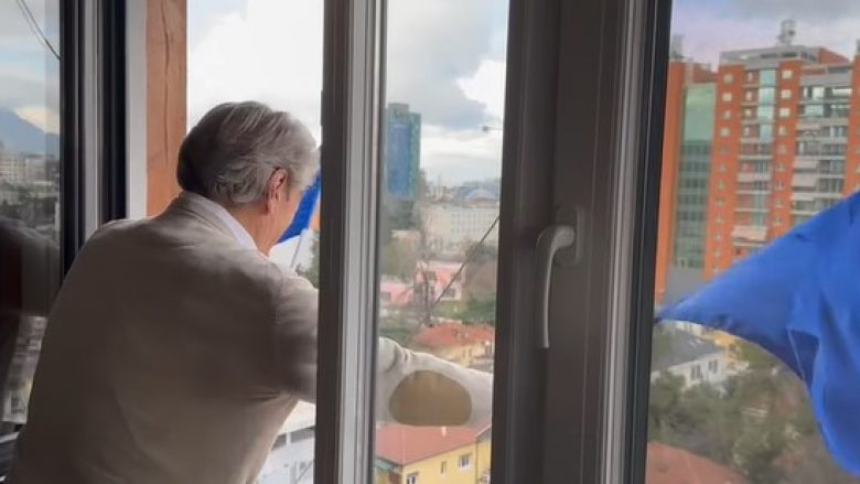 Në arrest shtëpiak, mbështetësit i shkojnë poshtë ndërtesës ku jeton, Berisha: Ky flamur i pluralizmit nuk mposhtet kurrë