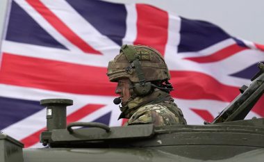 Shefi i ushtrisë britanike paralajmëron qytetarët që të përgatiten për luftë masive me Rusinë