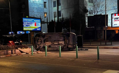 Aksident në Shkup, një automjet është përmbysur