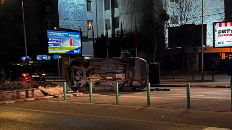 Aksident në Shkup, një automjet është përmbysur