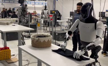 Roboti Tesla palos këmishat, por njerëzit po pyesin nëse pamjet janë të vërteta