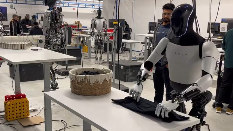 Roboti Tesla palos këmishat, por njerëzit po pyesin nëse pamjet janë të vërteta