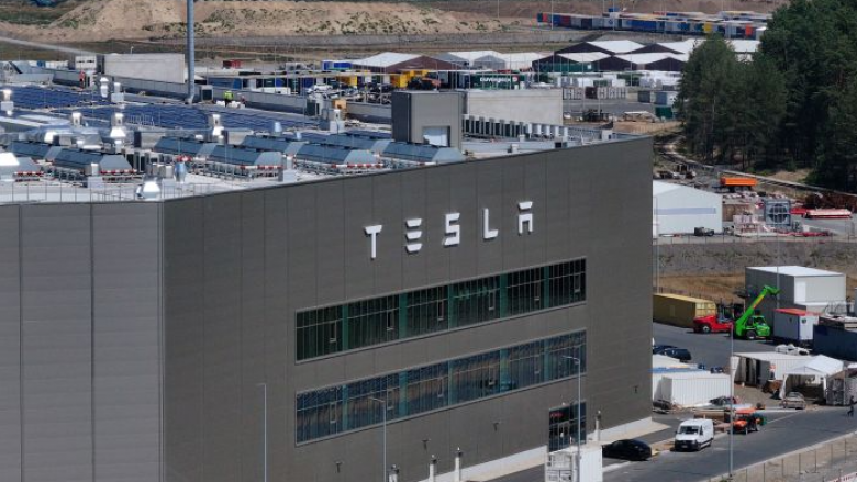 Tesla ndalon prodhimin në fabrikën gjermane si pasojë e sulmeve në Detin e Kuq