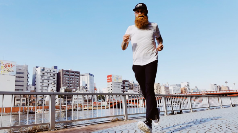 Një burrë nga Toronto e Kanadasë thyen rekordin Guiness duke vrapuar 242 maratona në një vit