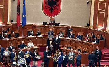 Tension në Kuvendin e Shqipërisë, mazhoranca voton projektligjet brenda 12 minutave