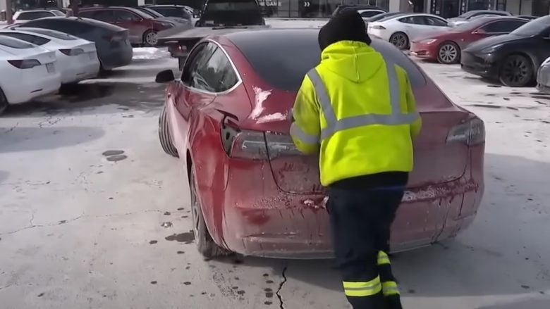 Tesla “të vdekura” mbushën pikat karikuese në Çikago pasi nuk u mbushën për shkak të temperaturave të ulëta