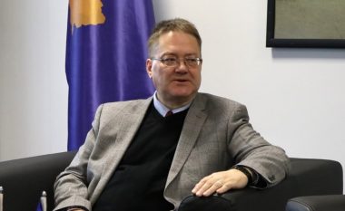 Ambasadori britanik mbështet Kosovën për heqjen e dinarit, kërkon që të zbatohet Kushtetuta edhe për Manastirin e Deçanit