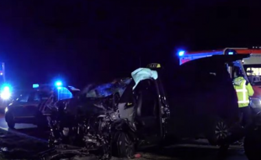 Detaje nga aksidenti në rrugën Gjevgjeli – Bogdanci, në njërën makinë janë transportuar emigrantë