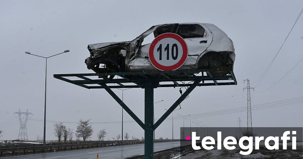 Një fushatë e pazakontë në Turqi: Automjetet e aksidentuara shfaqen si paralajmërim për të gjithë shoferët