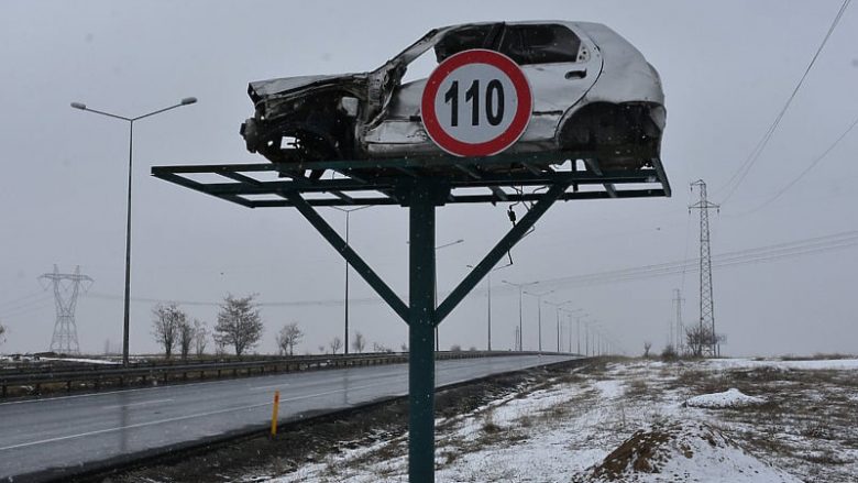 Një fushatë e pazakontë në Turqi: Automjetet e aksidentuara shfaqen si paralajmërim për të gjithë shoferët