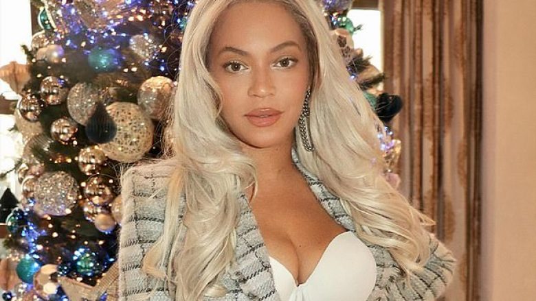 Beyonce mahnit me një korse të bardhë dhe minifund, natën e Vitit të Ri