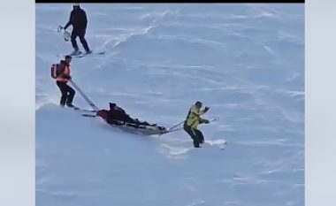 Skiatori thyen këmbën në Brezovicë, transportohet drejt ambulancës