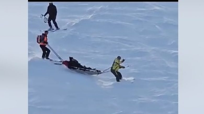 Skiatori thyen këmbën në Brezovicë, transportohet drejt ambulancës