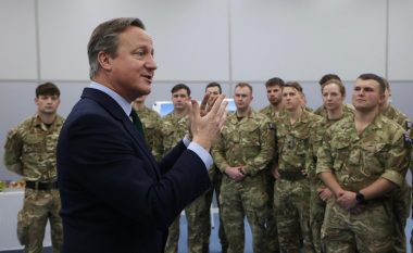 Cameron viziton trupat britanike të KFOR-it, i falënderon për përkushtimin e tyre në mbështetje të sigurisë në Kosovë dhe rajon