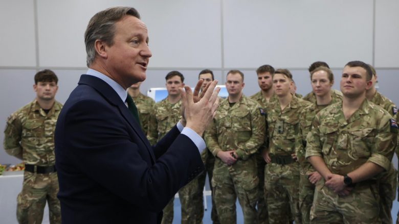 Cameron viziton trupat britanike të KFOR-it, i falënderon për përkushtimin e tyre në mbështetje të sigurisë në Kosovë dhe rajon