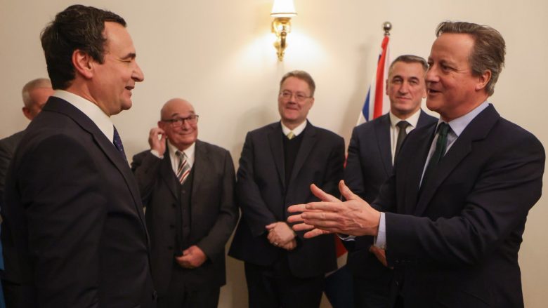 Ambasadori Abbott flet për vizitën e Sekretarit Cameron në Kosovë: Duhet parandaluar rikthimi i konfliktit në rajon