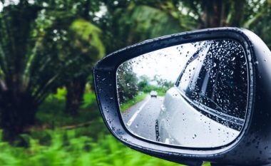 Një metodë interesante për të pastruar pasqyrat e veturës – që çuditërisht duket se ka një rezultat efektiv