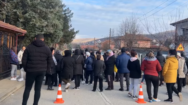 Protestuesit maqedonas në Çashkë vazhdojnë të bllokojnë hapjen e paraleles shqipe në shkollën “Todor Janev”
