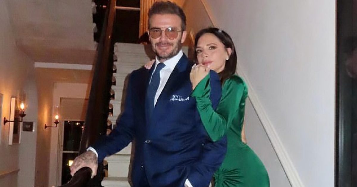 Victoria Beckham ndan disa imazhe gjatë festës së Vitit të Ri, teksa përqafohet me bashkëshortin David