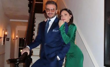 Victoria Beckham ndan disa imazhe gjatë festës së Vitit të Ri, teksa përqafohet me bashkëshortin David