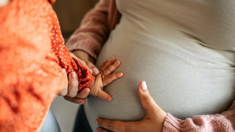 Java e 33-të e shtatzënisë: Po bëhet gjithnjë e më e vështirë për të gjetur një pozicion për t’u ulur dhe fjetur, ndërsa bebja juaj godet gjithnjë e më fort