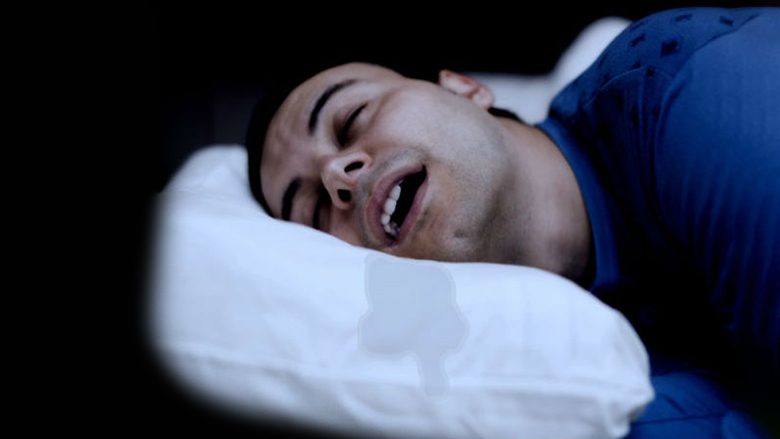 Pse lëshoni jargë kur flini dhe çfarë mund të bëni për t’i ndaluar
