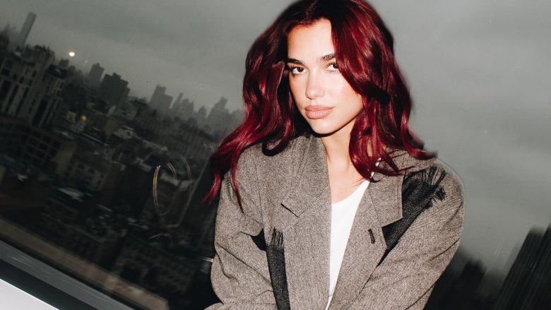 Dua Lipa thyen rekord, bëhet artistja e parë dhe e vetme në botë që ka tri këngë me nga dy miliardë dëgjime në Spotify