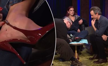 Dua Lipa realizon tatuazh në transmetim direkt gjatë emisionit “Late Night With Seth Meyers”