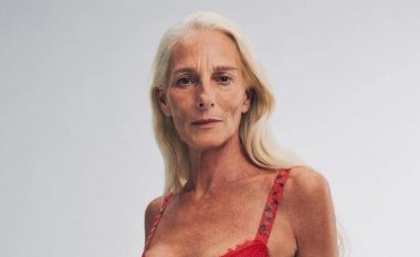 Për fushatën e dashurisë, Victoria’s Secret tani përfaqësohet nga një modele 66-vjeçare