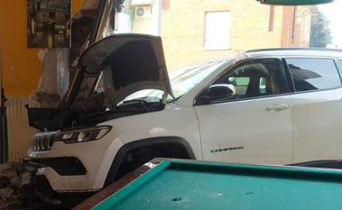 “Mund të ishte një tragjedi e vërtetë”: Shtatë persona përfundojnë në spital, momenti kur një makinë përplaset në një kafene në Torino të Italisë
