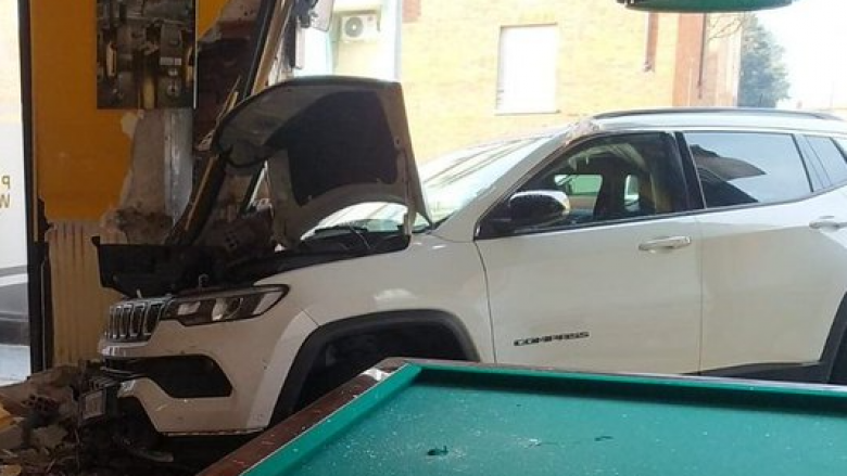 “Mund të ishte një tragjedi e vërtetë”: Shtatë persona përfundojnë në spital, momenti kur një makinë përplaset në një kafene në Torino të Italisë