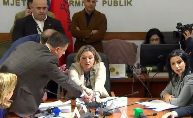 Deputetët e opozitës përplasen me njeri-tjetrin, Bardhi dhe Noka pengojnë Açkën të drejtojë komisionin në Kuvend