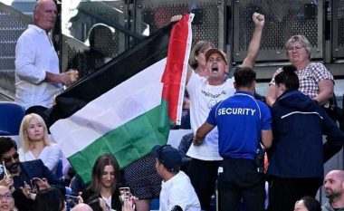 Thirrjet për Palestinën ndërprenë finalen e Australian Open, ndeshja rifilloi vetëm pasi tifozët i dëbuan nga fusha