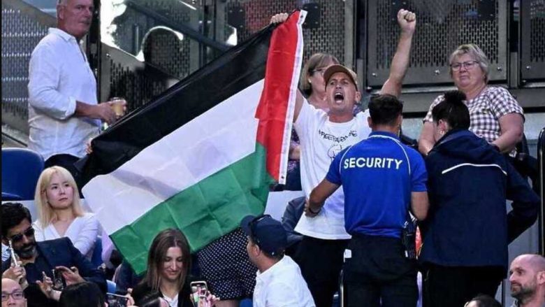 Thirrjet për Palestinën ndërprenë finalen e Australian Open, ndeshja rifilloi vetëm pasi tifozët i dëbuan nga fusha