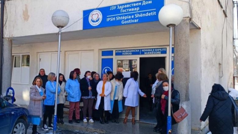 Punonjësit të shtëpisë së shëndetit në Gostivar po protestojnë për shkak se nuk ju është bërë pagesa