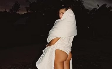 Hailey Bieber del me të brendshme për një fotografi të kalendarit të saj për “Rhode Skin”