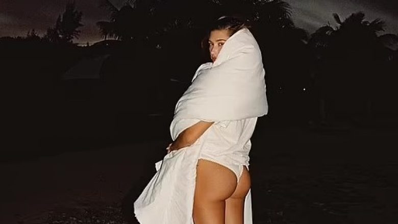Hailey Bieber del me të brendshme për një fotografi të kalendarit të saj për “Rhode Skin”