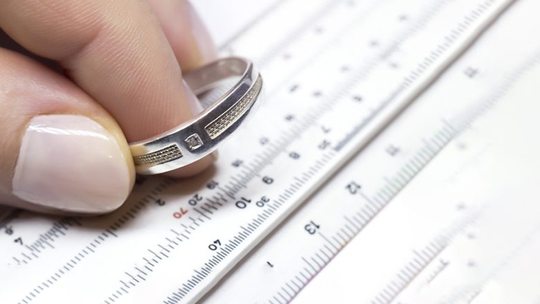 Si të gjesh masën e unazës për gishtin tënd në kushte shtëpie?
