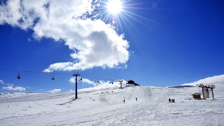 Pas gjysmë muaji, rihapet pista e skijimit në Kodrën e Diellit