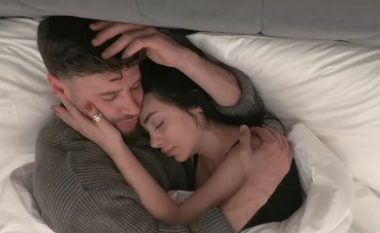 Kaderi dhe Lumbardhi shijojnë momentet intime me njëri-tjetrin në shtrat