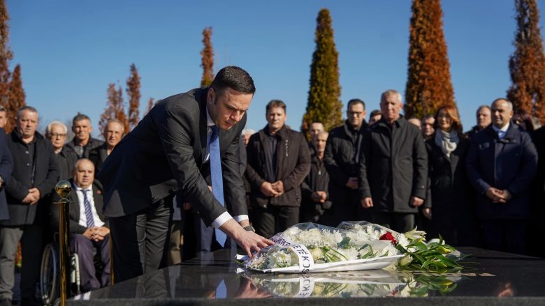 Abdixhiku bën homazhe në 14 vjetorin e vdekjes së ish-kryetarit të Istogut, Fadil Feratit
