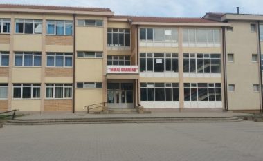 Pakënaqësi rreth orarit të nxënësve në shkollën “Mihal Grameno” në Fushë Kosovë, të enjten u mbajt protestë