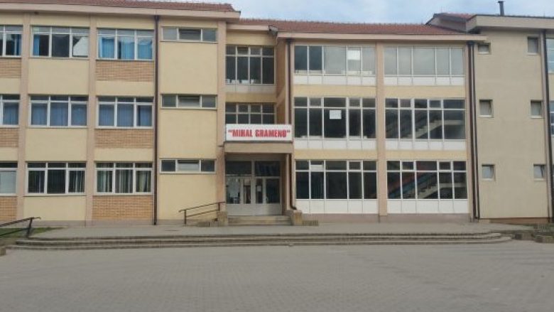 Pakënaqësi rreth orarit të nxënësve në shkollën “Mihal Grameno” në Fushë Kosovë, të enjten u mbajt protestë
