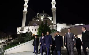 Ministri i Jashtëm turk viziton Xhaminë e Namasgjasë në Shqipëri
