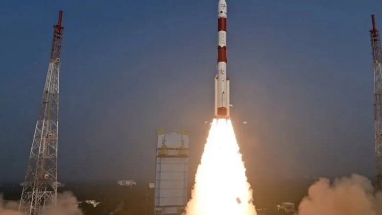 India nis misionin hapësinor për të studiuar vrimat e zeza